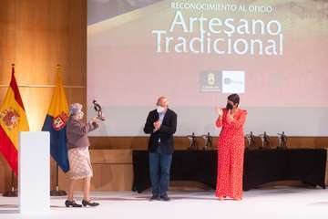 Homenaje del Cabildo a las caladoras grancanarias/TA.